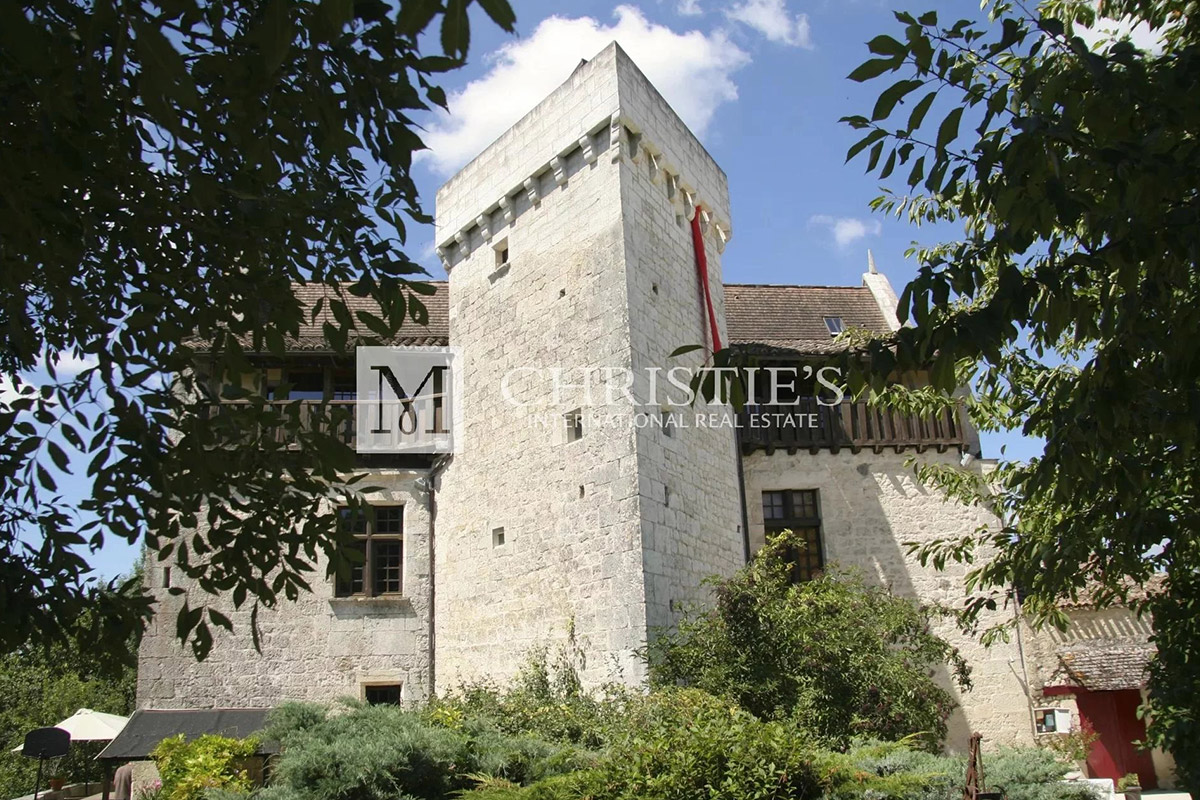 Superbly renovated C14th historic Chateau + Vineyard nr Bergerac