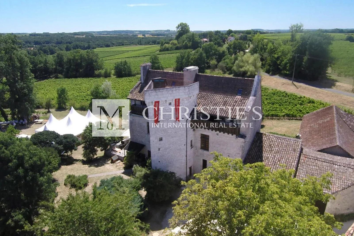 Superbly renovated C14th historic Chateau + Vineyard nr Bergerac