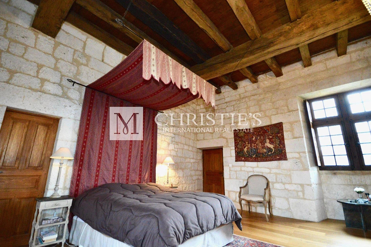 Superbly renovated C14th historic Chateau + Vineyard nr Bergerac