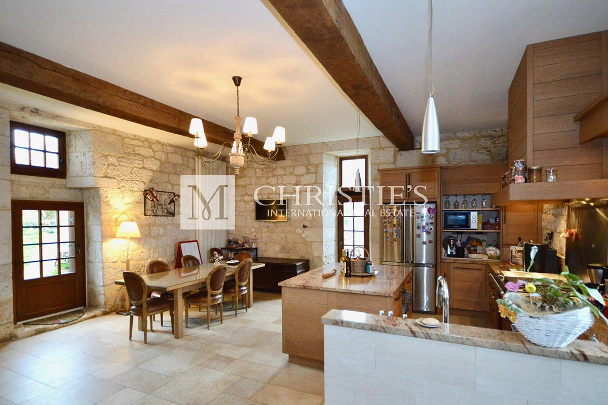 Superbly renovated C14th historic Chateau + Vineyard nr Bergerac