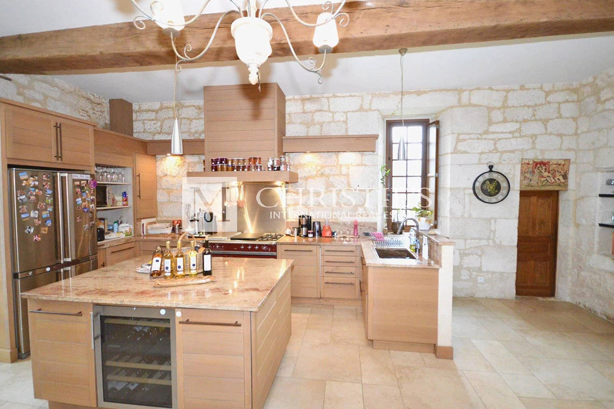 Superbly renovated C14th historic Chateau + Vineyard nr Bergerac