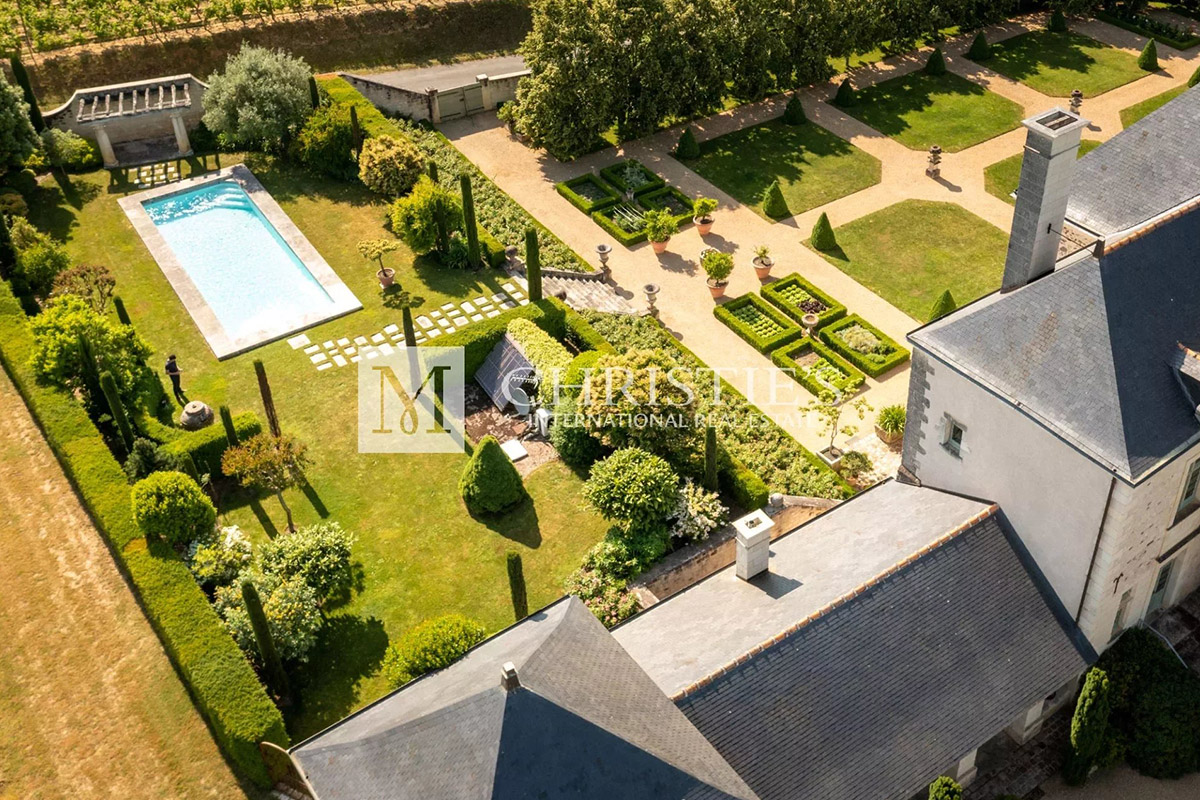 Magnificent manor with extensive park and vineyard