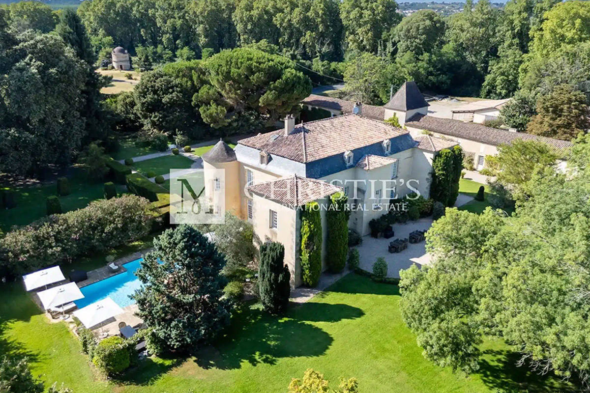 An absolutely spectacular 16th Century chateau nestled near Bordeaux.